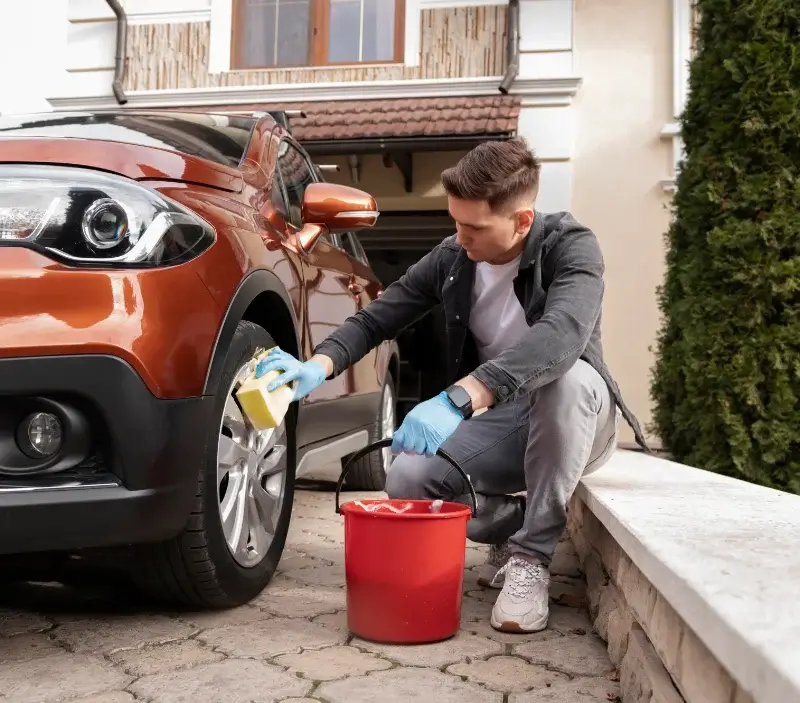 Lavage auto à domicile Villedieu-les-Poêles-Rouffigny : professionnel intervenant sur un véhicule